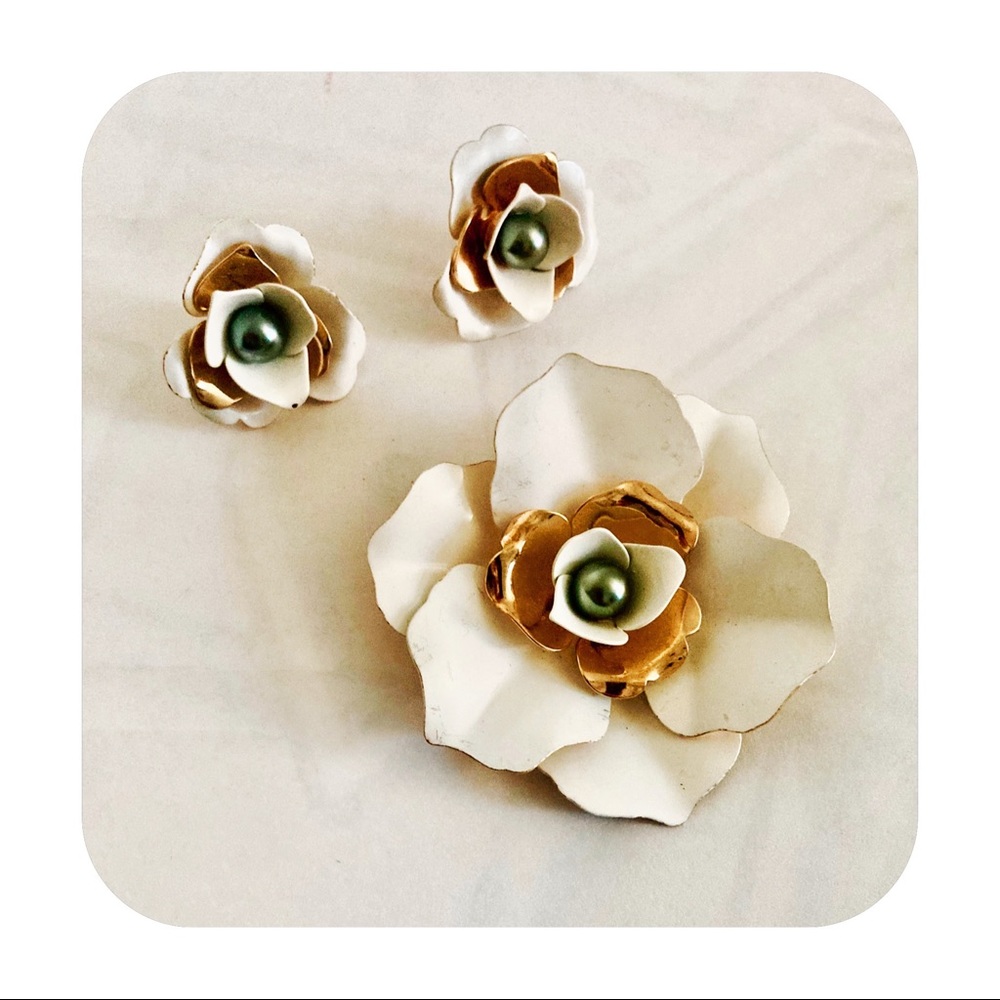 Vintage SARAH COVENTRY "Camellia" White Enamel Flower Brooch & Earring Set 1962